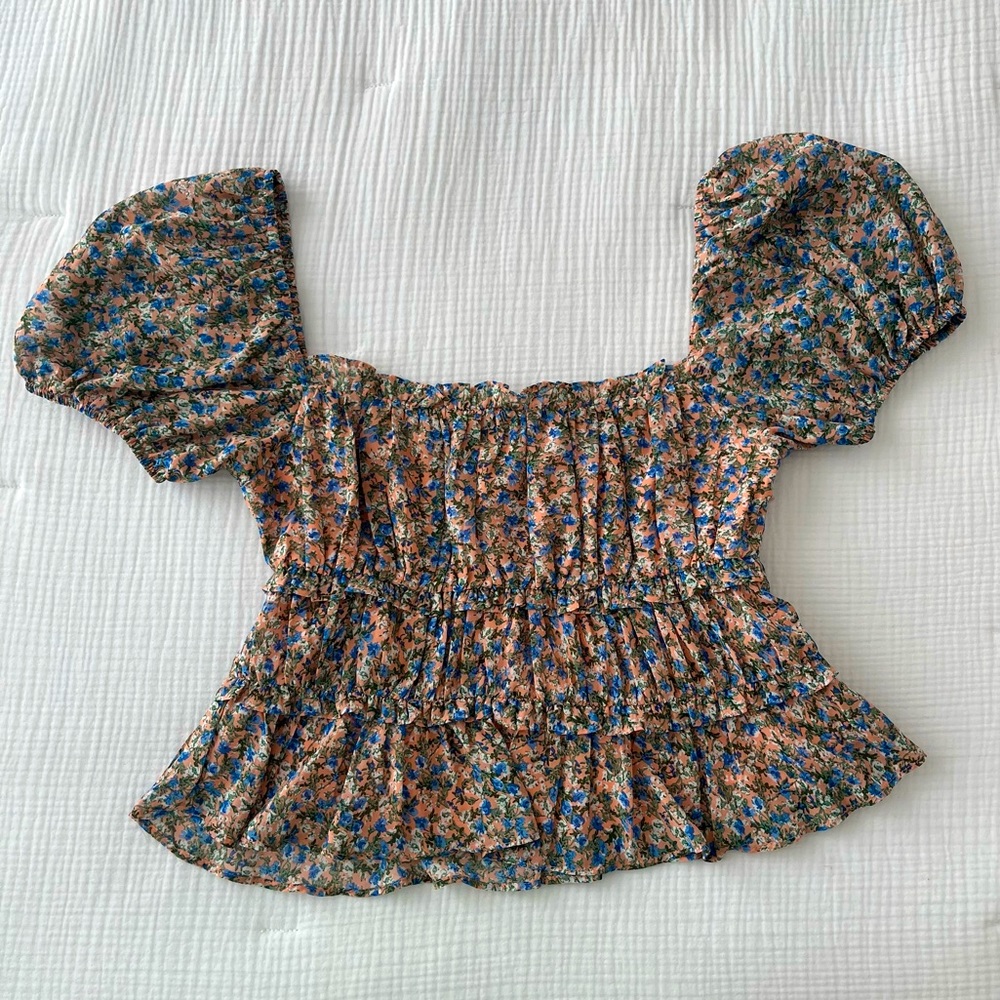 ASTR the Label Ruffle Ruched Short Sleeve Top in Peach Blue Ditsy Print, size M